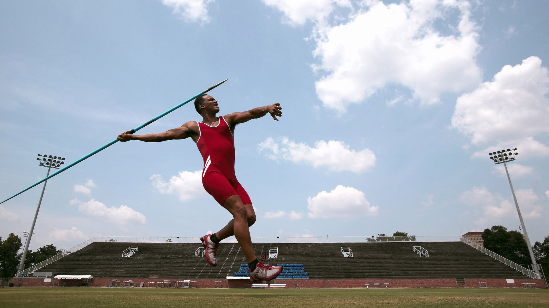 高山滑雪赛场风光无限，高山滑雪项目比赛场地在哪里