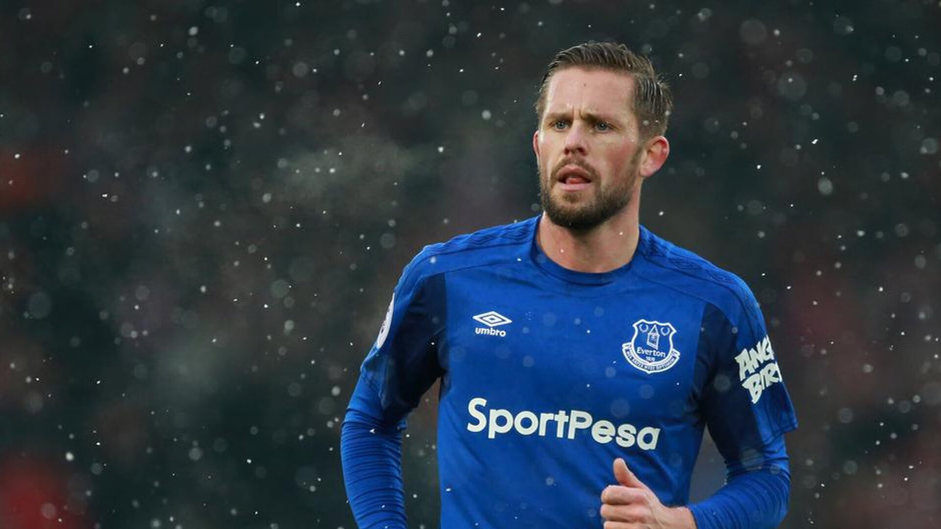 季后赛“绝地反击”:库里在落后30分的情况下用远投连续得分,奇迹般逆转成功